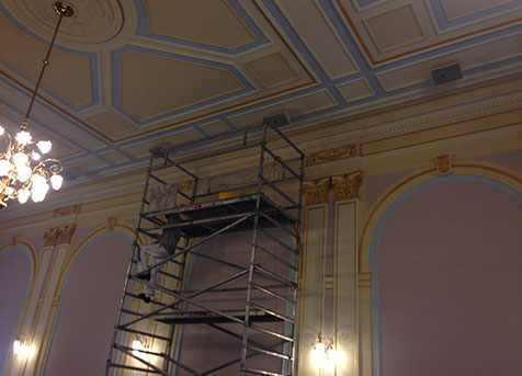 Oprava štukovaného stropu a stěn bálového sálu